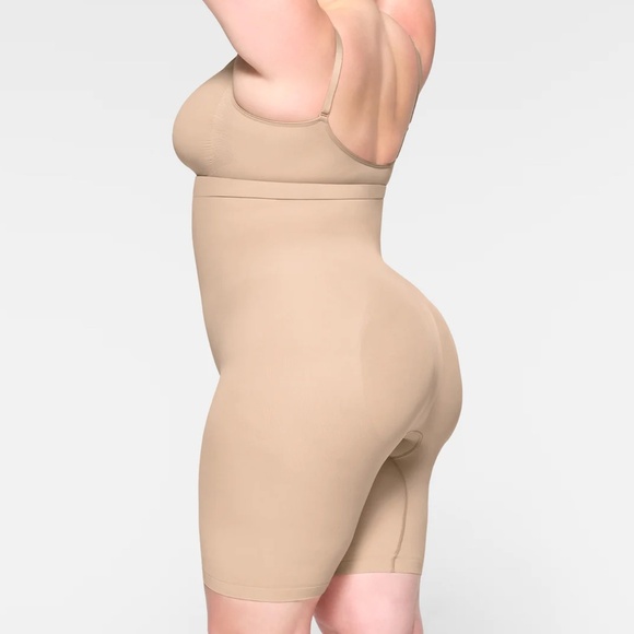 SKIMS SEAMLESS SCULPT MID THIGH SHORT MICA - Picture 2 of 2